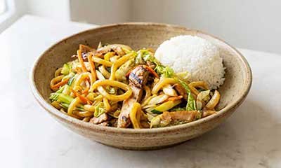 YK8. Chicken Lo Mein